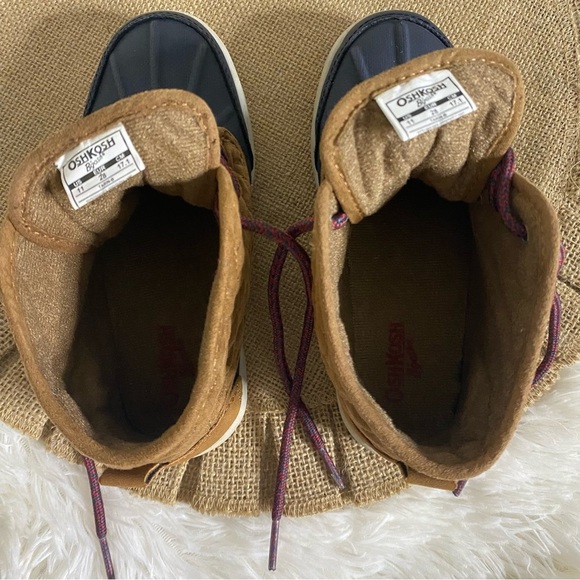 OshKosh B’gosh Boys Tarin Ankle Boots with durable traction and Duck Toe Size 1 - Picture 8 of 11